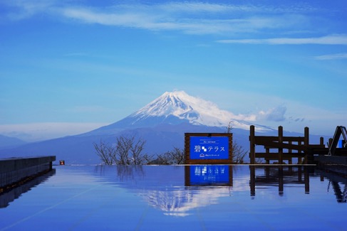水盤が美しく富士山を映し出しています