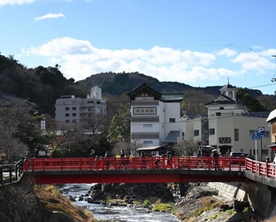 修善寺温泉の中心を流れる桂川には、赤い橋が5つかかっています
