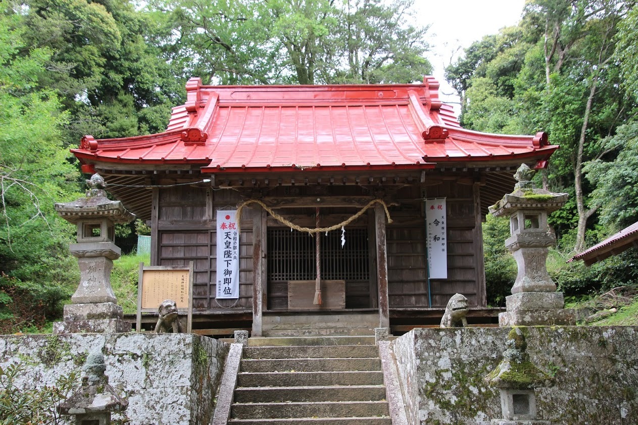 Amagi Shrine and the Strange Komainu (Dog Statues)