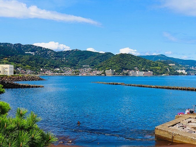 https://b-izu.com/wp-content/uploads/2026/07/【熱海市】網代温泉海水浴場-.jpg