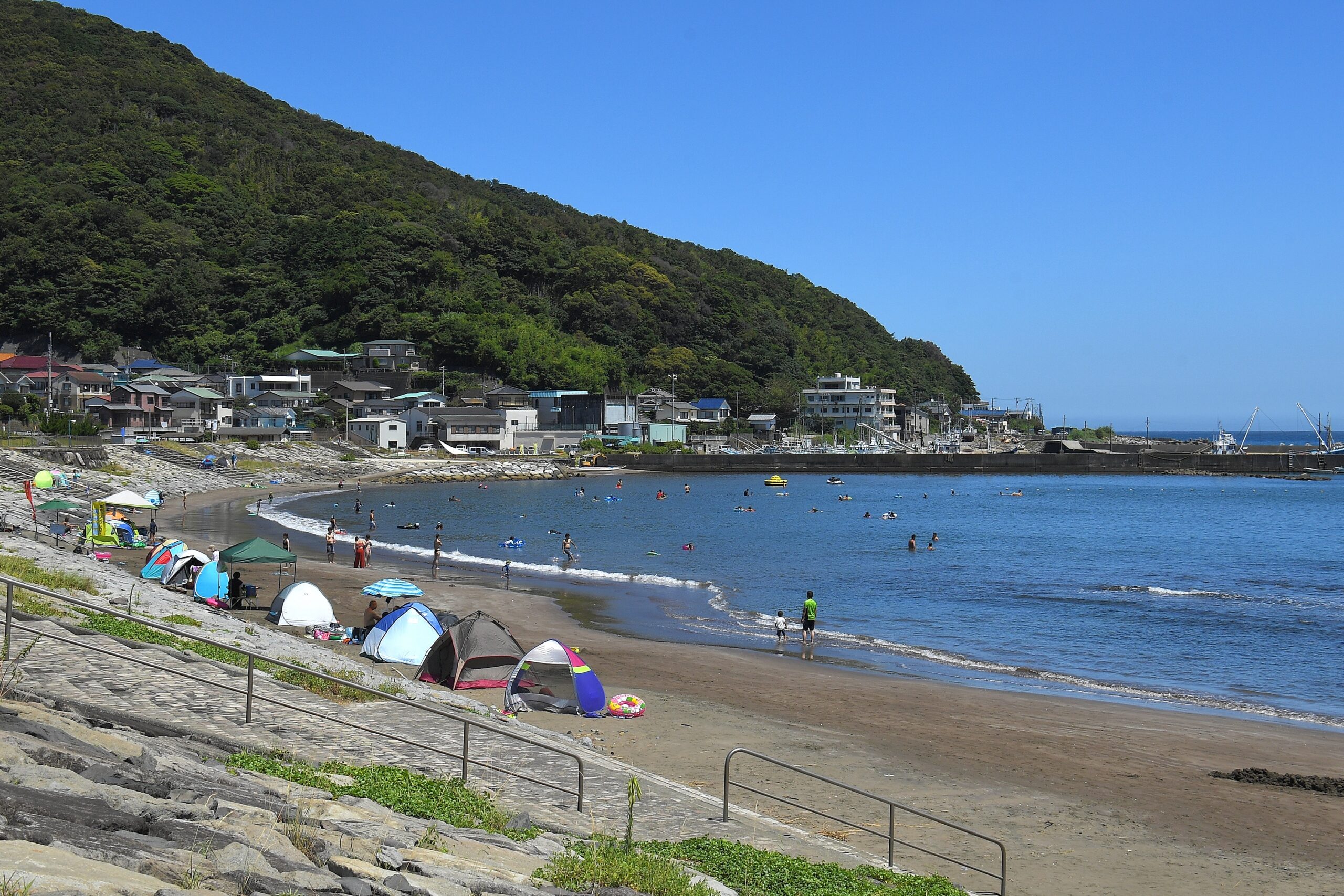 https://b-izu.com/wp-content/uploads/2026/07/宇佐美海水浴場-scaled.jpg
