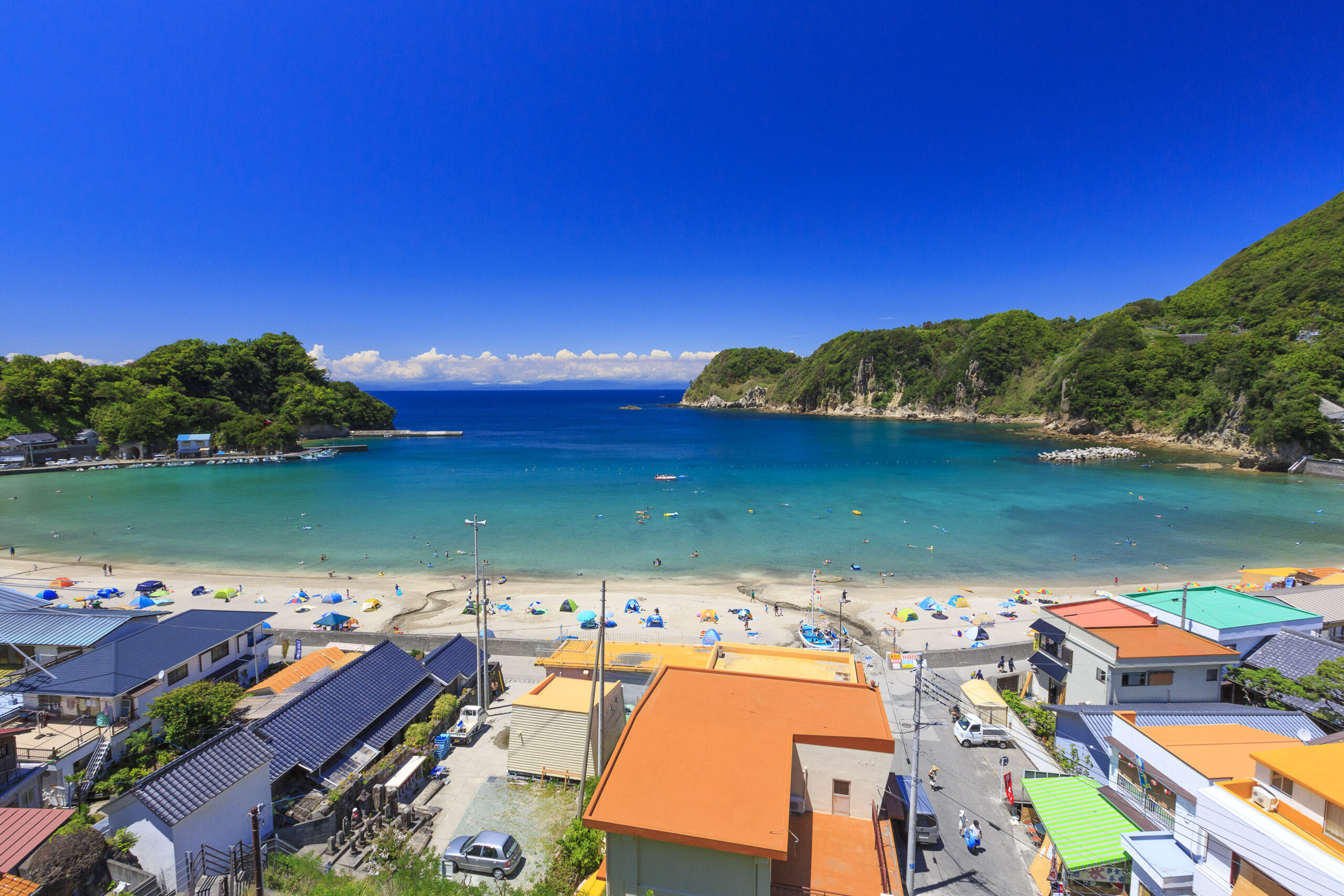 https://b-izu.com/wp-content/uploads/2026/07/岩地海水浴場-scaled.jpg