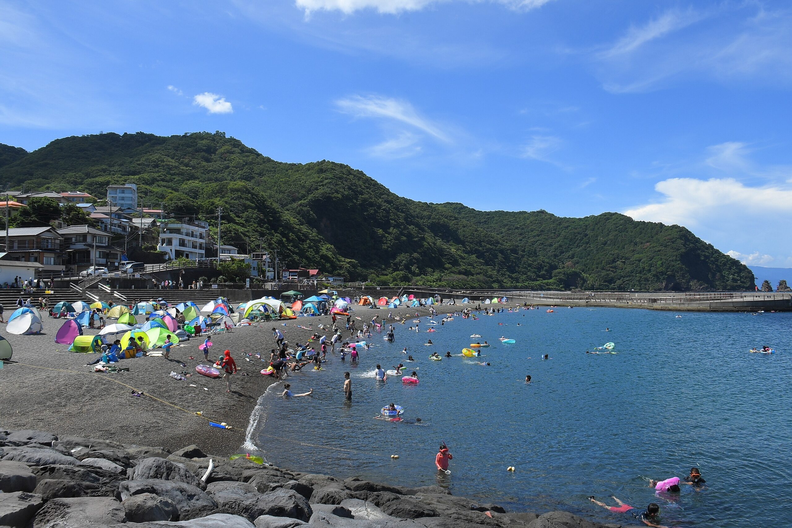 https://b-izu.com/wp-content/uploads/2026/07/川奈いるか浜公園-scaled.jpg