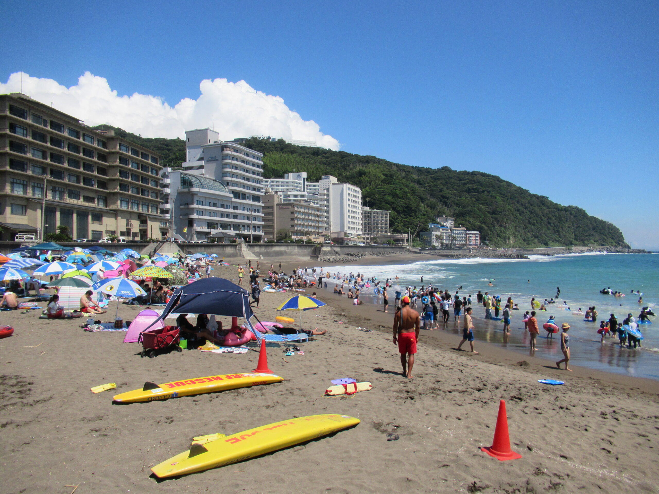 https://b-izu.com/wp-content/uploads/2026/07/熱川YOU湯ビーチ-scaled.jpg
