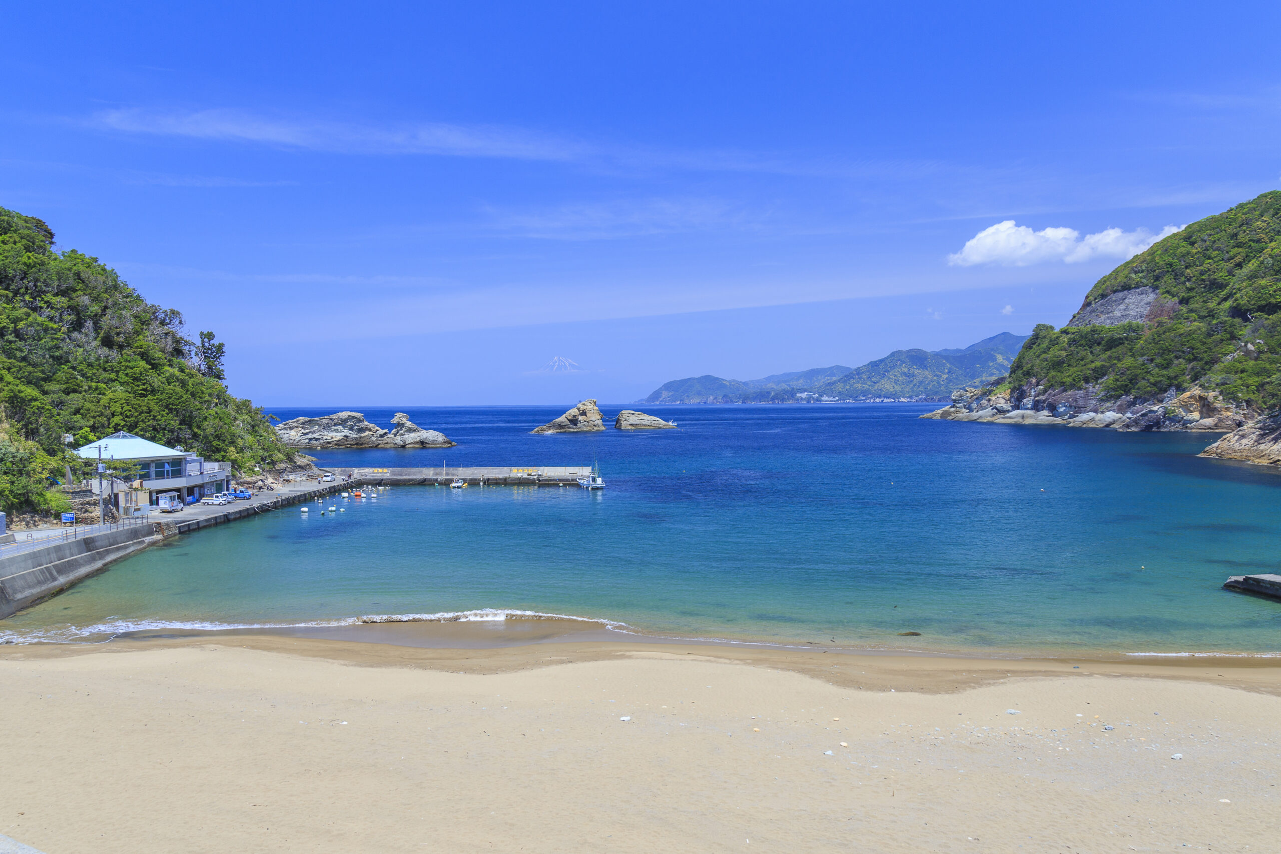 https://b-izu.com/wp-content/uploads/2026/07/雲見海水浴場-scaled.jpg